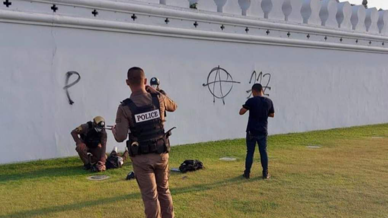 รวบหนุ่มพ่น 112 บนกำแพงพระบรมมหาราชวัง พร้อมเยาวชนหญิงไลฟ์ขึ้นโซเชียล