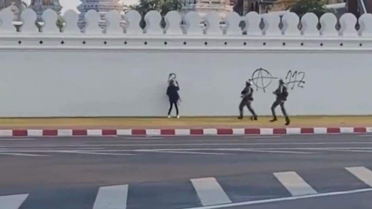 ชายพ่นสเปรย์กำแพงวัดพระแก้ว ถูกแจ้ง 2 ข้อหา ไร้ มาตรา 112 ฝากขังวันนี้ 