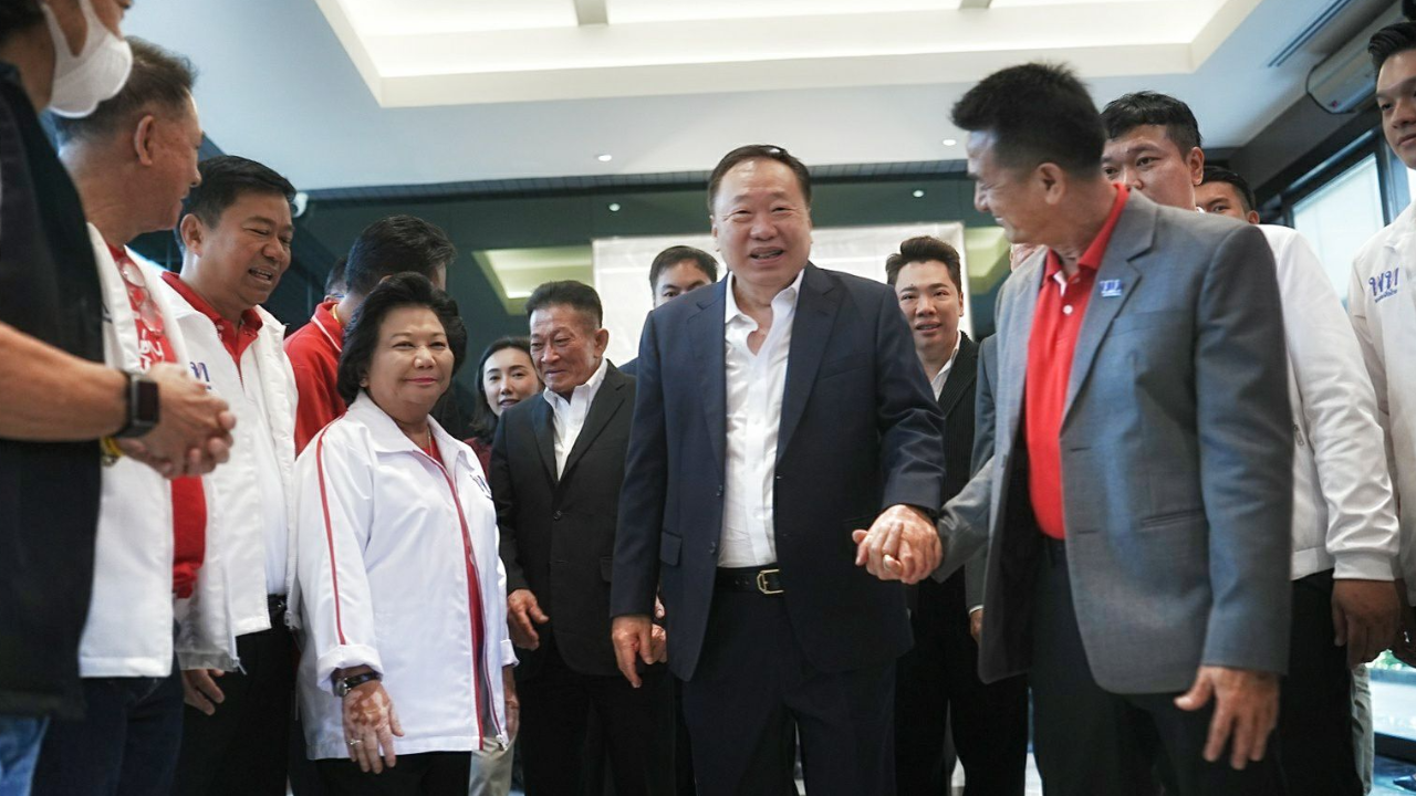 เลือกตั้ง 2566 : สุดอบอุ่น "พ่อมดดำ" กลับซบเพื่อไทย มั่นใจทำตะวันออกแลนด์สไลด์