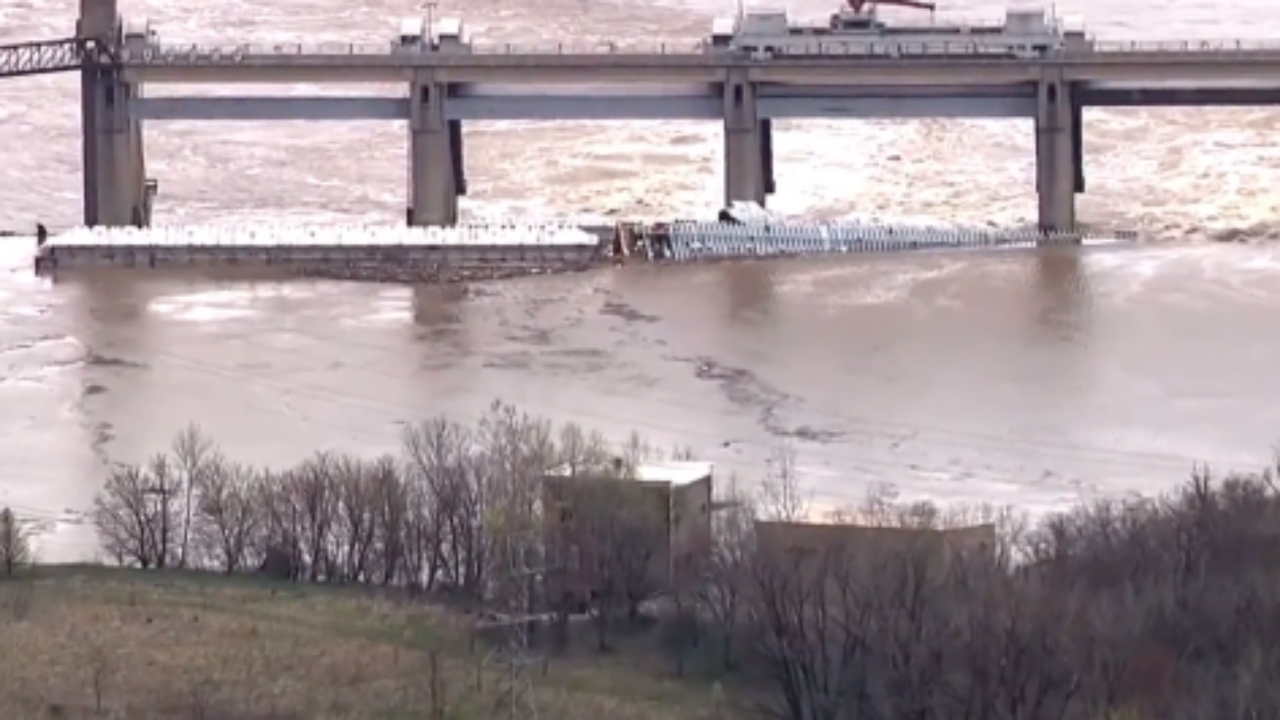 เรือบรรทุกสารเคมีล่มในแม่น้ำโอไฮโอ หวั่นสารเคมีรั่วไหลลงแม่น้ำ