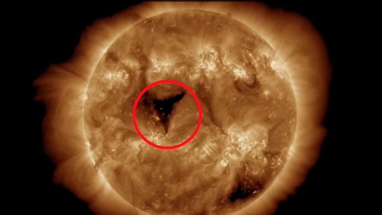 พบหลุมโคโรนายักษ์ หลุมที่ 2 บนดวงอาทิตย์ กำลังปล่อยลมสุริยะใส่โลก
