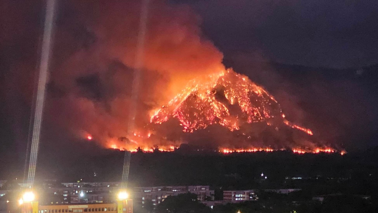 น่ากลัวมาก ไฟไหม้ป่าลุกลาม "เขาแหลม" กลายเป็นภูเขาเพลิงทั้งลูก