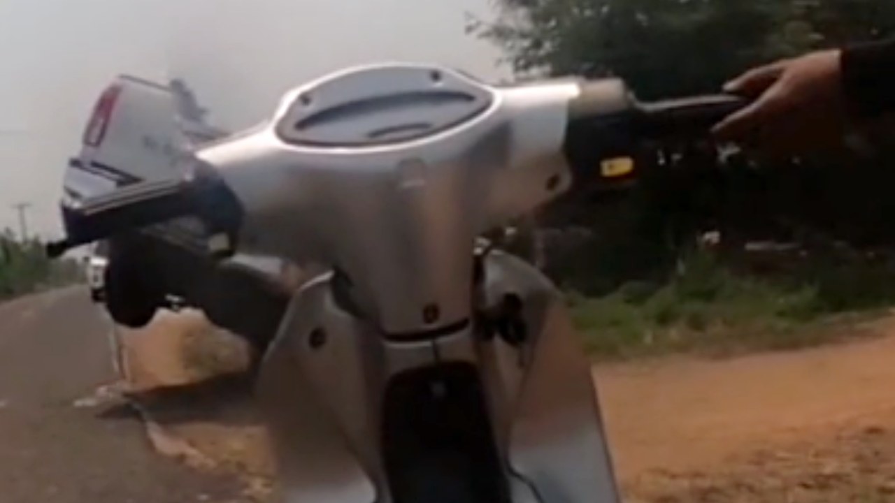 เกียร์เป็นเหตุ ตำรวจขับกระบะไล่จับกลุ่มวัยรุ่น สุดท้ายพุ่งลงคลอง