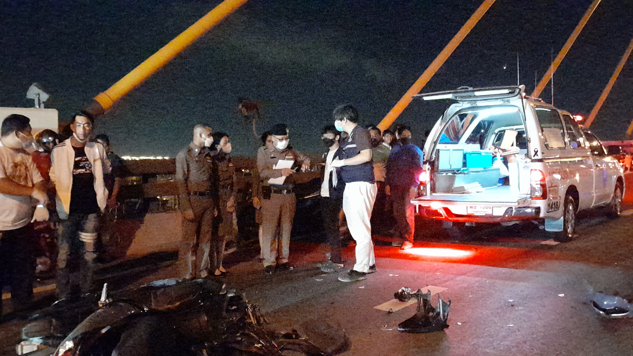 สลด หนุ่มพาแฟนสาว ขับ จยย.เสยท้ายรถพ่วง บนสะพานภูมิพล 1 คอหักดับคู่