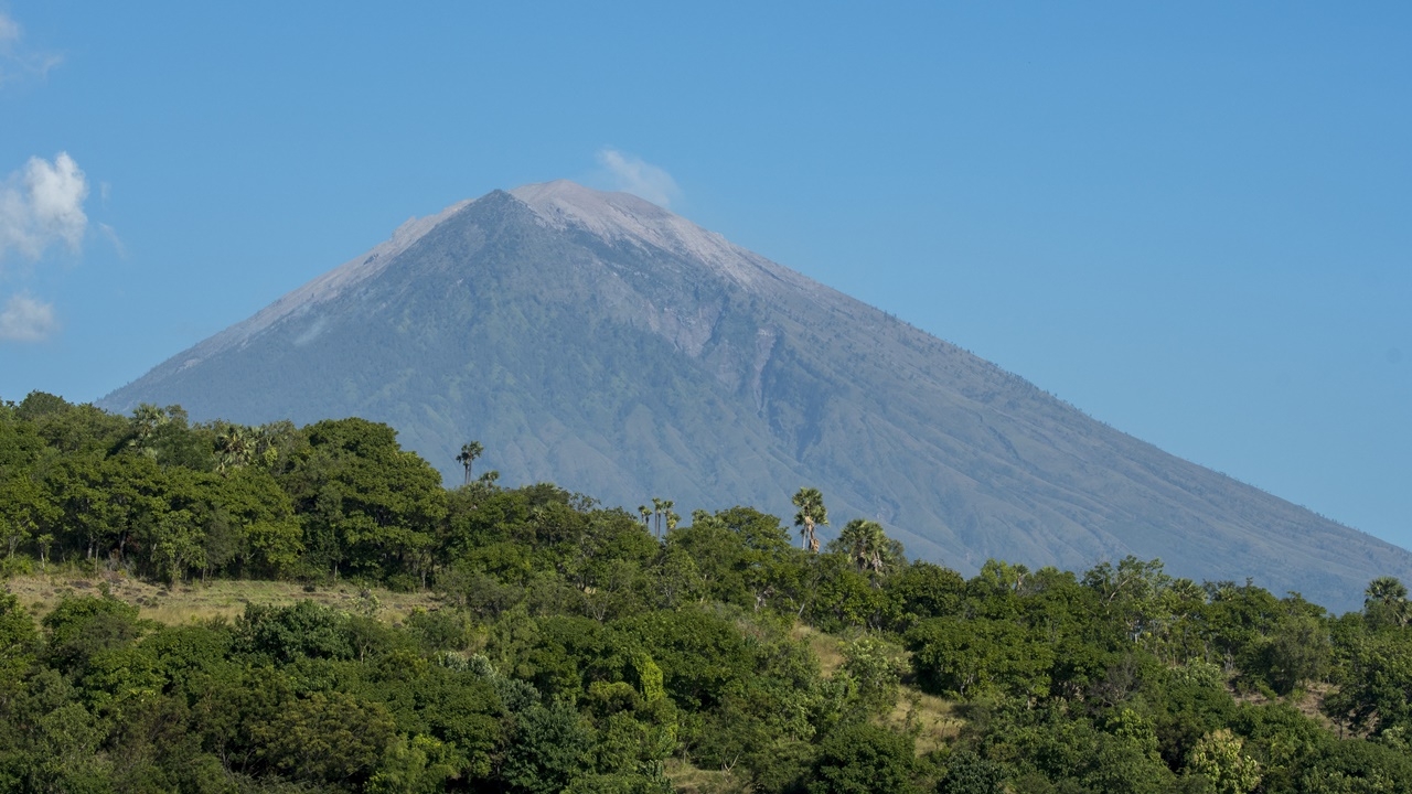 บาหลีเตรียมเนรเทศหนุ่มรัสเซีย แก้ผ้าถ่ายรูปบนยอดเขาศักดิ์สิทธิ์