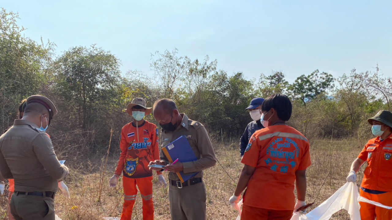 ผงะ พบศพตายอืดใกล้สุสานร้าง เป็นชายสักลาย มีบาดแผลคล้ายถูกยิง