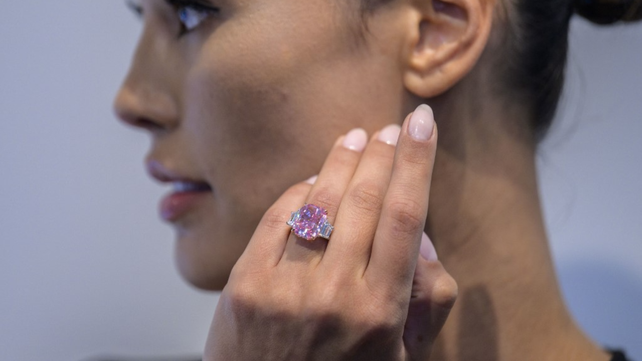 แสบตา ประมูลเพชรสีชมพูอมม่วง 10.57 กะรัต คาดทุบราคาสูงสุดทำสถิติใหม่ 