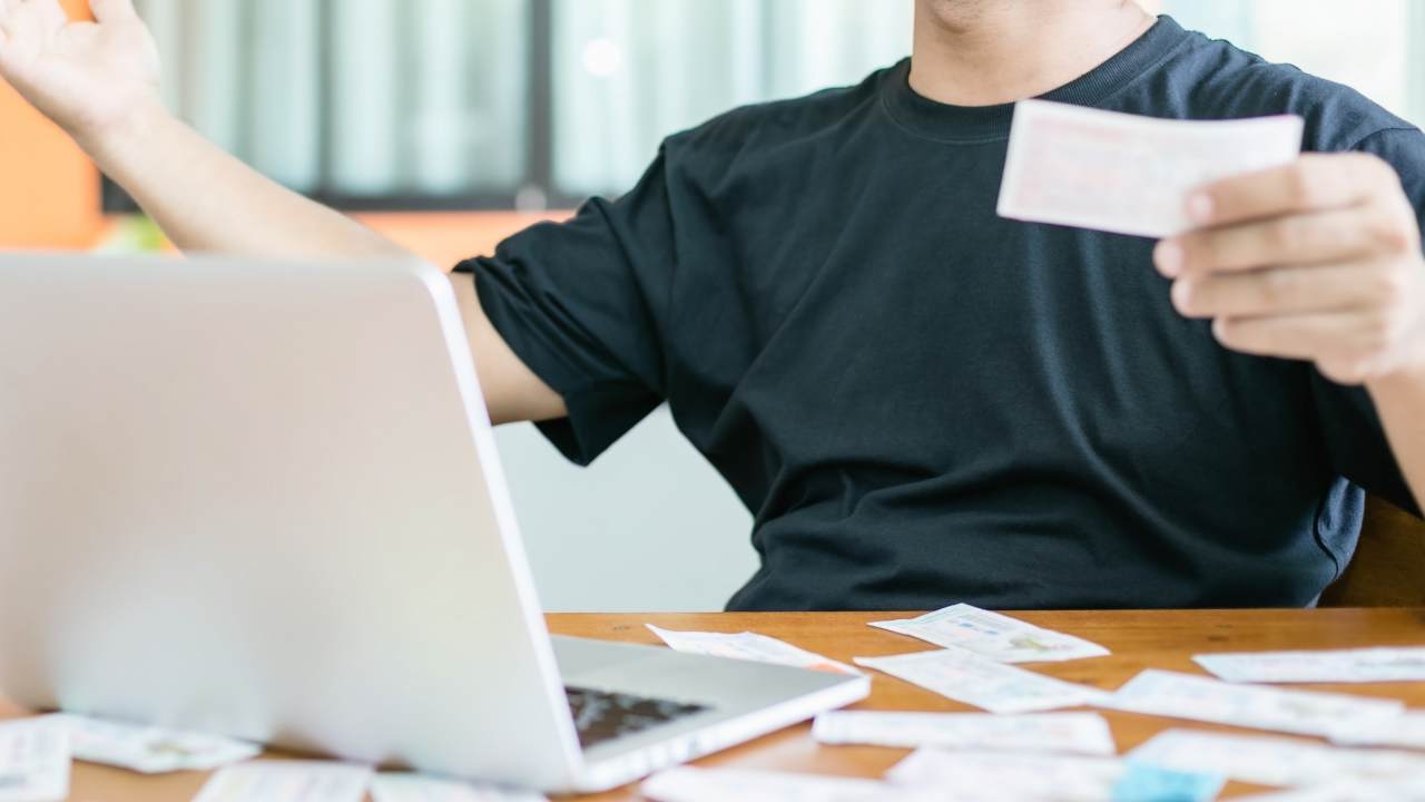 "กองสลาก" ประกาศยกเลิกจ่ายเงินรางวัลเป็นเงินสด ตั้งแต่งวด 1/4/66 เป็นต้นไป