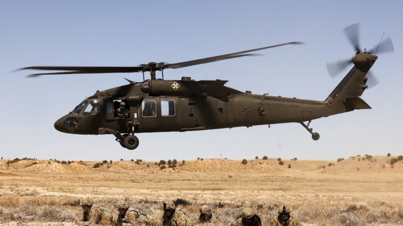 ช็อก ฮ.แบล็กฮอว์ก กองทัพสหรัฐฯ 2 ลำ ชนกันกลางอากาศ คาดตายหลายศพ