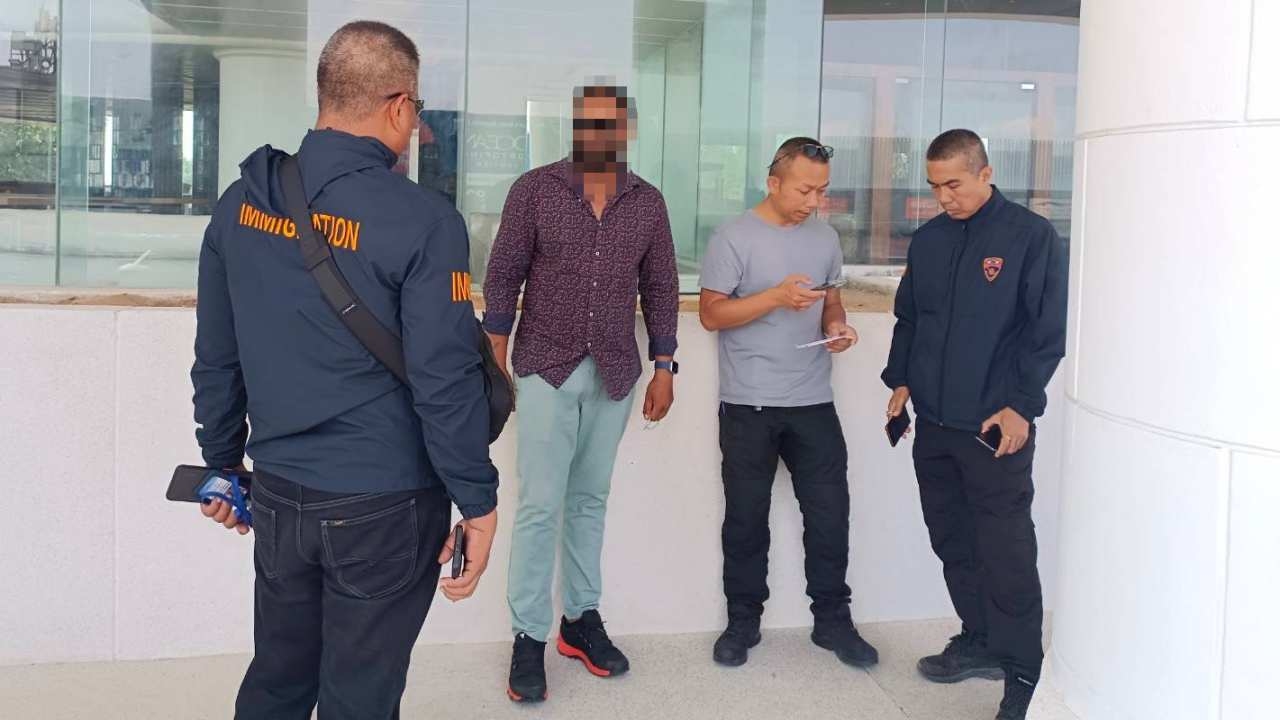 ตม.ชลบุรี บุกจับหนุ่มอินเดียคาดโยงคดีคอลเซ็นเตอร์ โอเวอร์สเตย์กว่า 2,000 วัน