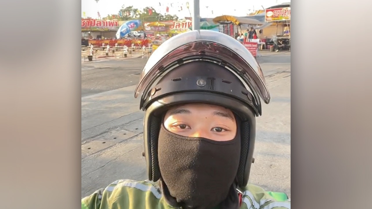 คลิปไวรัล เมื่อไรเดอร์มารับออเดอร์อาหาร แล้วต้องยืนงงในดง "ราชาปลาเผา"