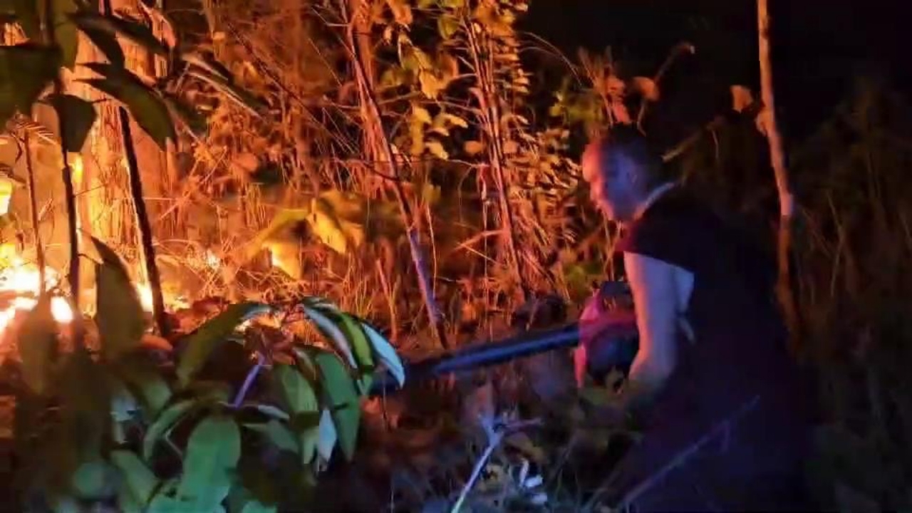 ระทึก พระจะทำวัตรเย็น ไฟป่าลาม ต้องถลกจีวรคว้าอุปกรณ์เร่งเข้าสกัด