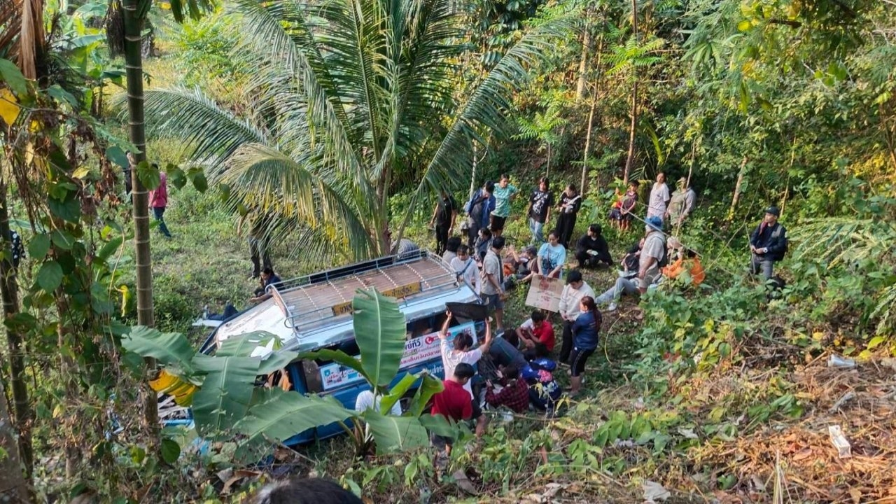 สองแถวนำเที่ยว ตกเขาทางขึ้นอุทยานธรรมเขานาในหลวง อ.พนม ตาย 1 เจ็บ 13 ราย