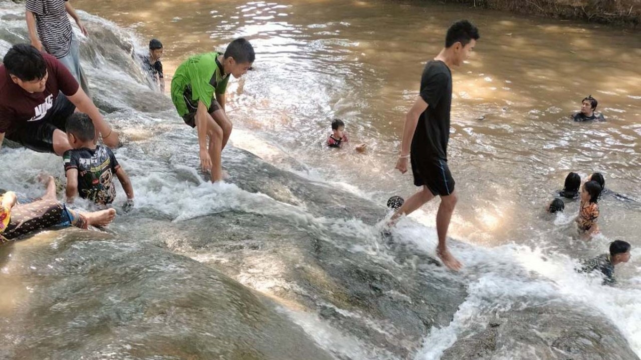 อุดรธานีอากาศร้อนจัด ชาวบ้านที่ อ.น้ำโสม แห่พาลูกหลานไปเล่นน้ำตกชะโนด