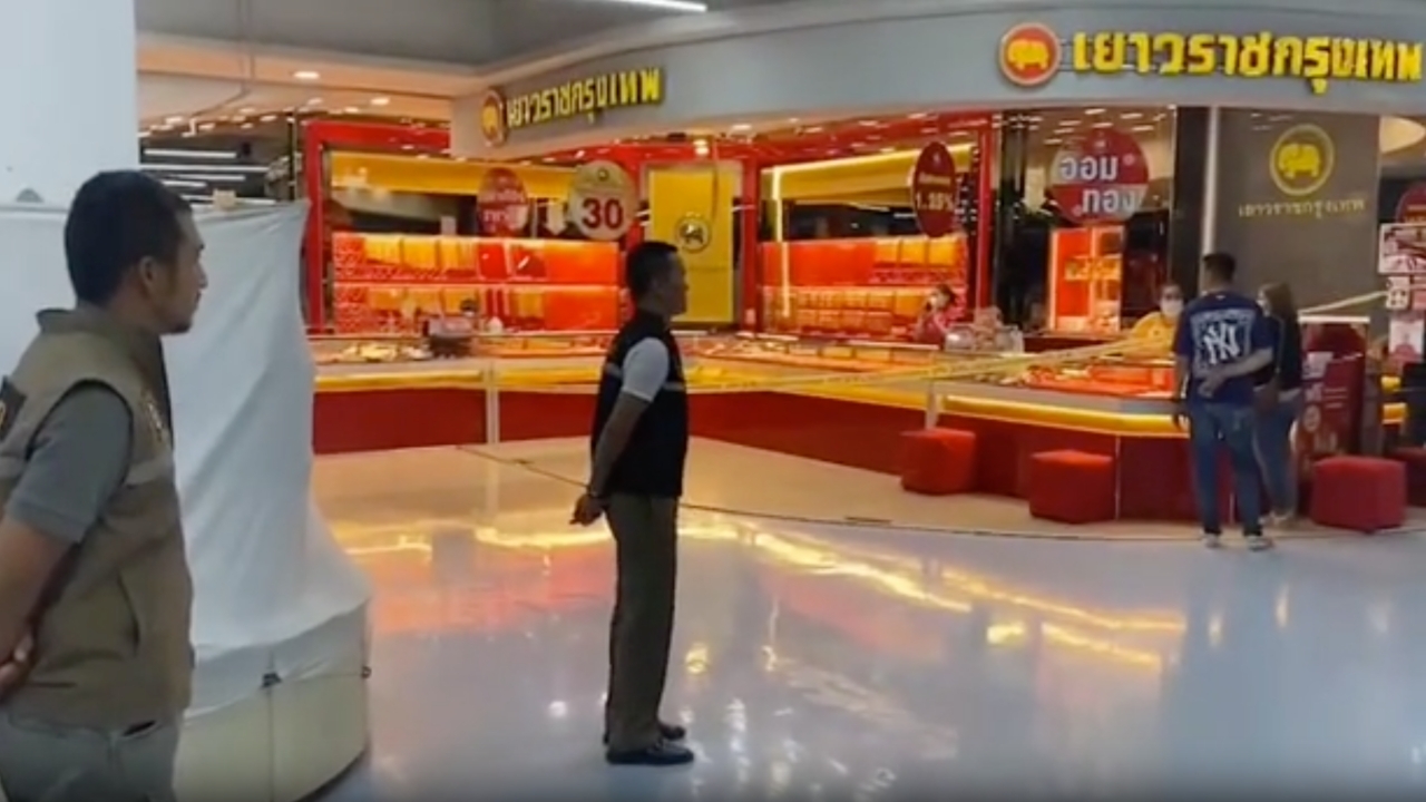 โจรบุกเดี่ยวชิงทอง 40 บาท ฉวยจังหวะพนักงานหญิง 8 คน เก็บของเตรียมปิดร้าน