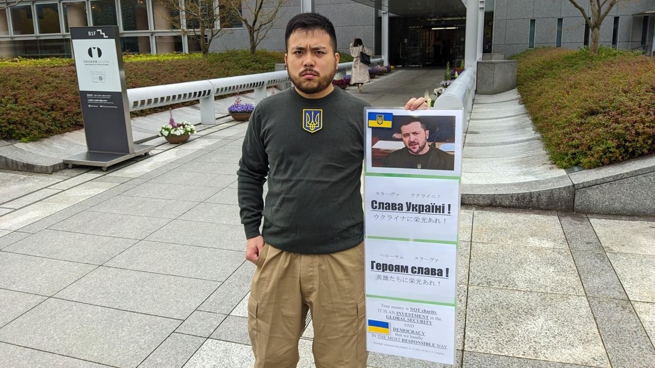 นศ.ญี่ปุ่นแต่งตัวเป็น "ปธน.เซเลนสกี" ร่วมพิธีรับปริญญา