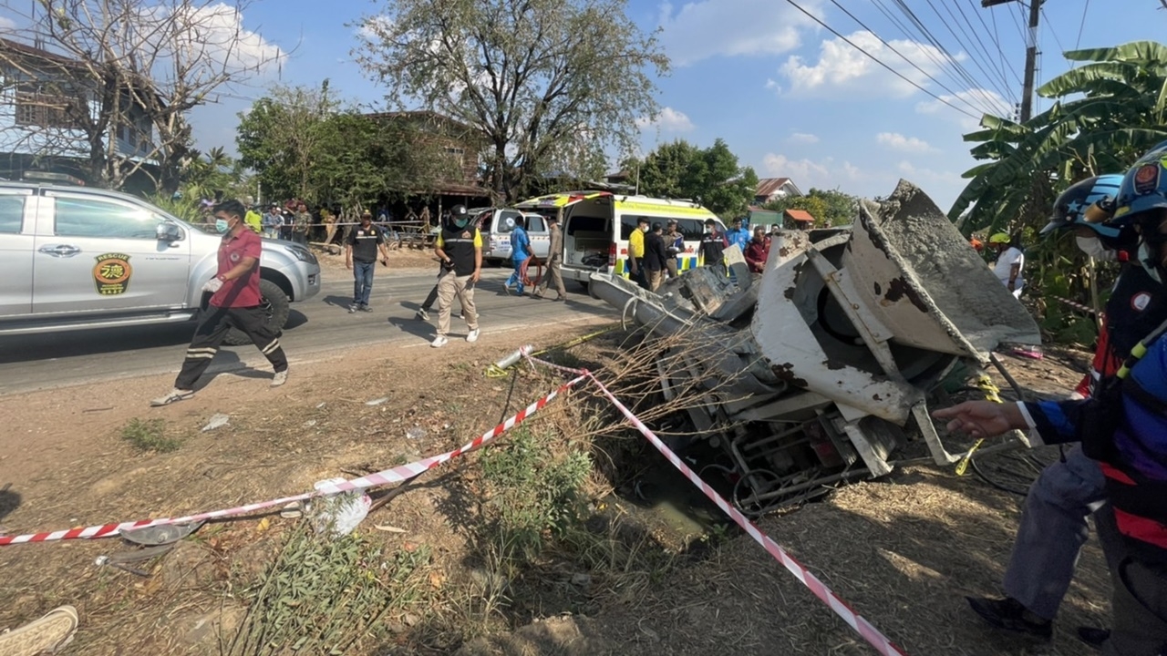 มหาสารคาม รถโม่ปูนหลุดโค้งชนรถขบวนแห่นาคตาย 3 ศพเจ็บ 13