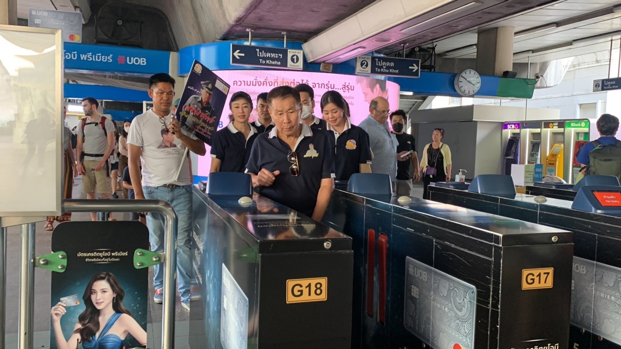 "เสรีพิศุทธ์" นุ่งกางเกงยีนส์ ขึ้นรถไฟฟ้า ช่วยหาเสียงเขตคลองเตย-วัฒนา