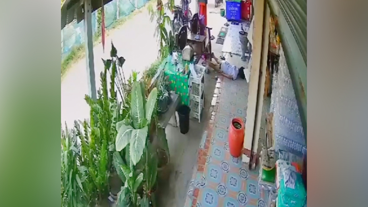 อากาศร้อนจัด ทำเด็กชายวัย 13 ปี ไมเกรนขึ้น เป็นลมล้มฟุบหน้าร้านขายของ (คลิป)