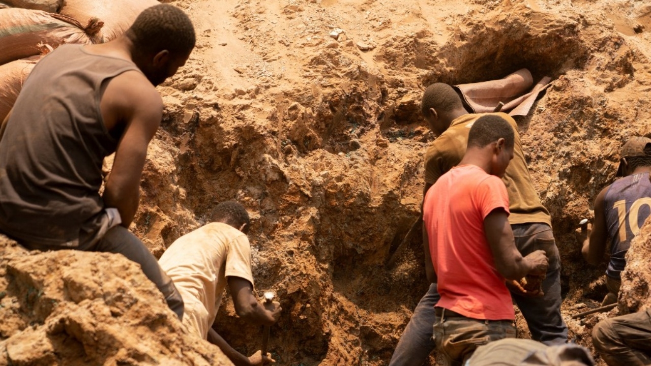 สุดระทึก คนงานเหมืองคองโก ใช้มือเปล่าขุดดินช่วยเพื่อนจากเหมืองถล่ม (คลิป)