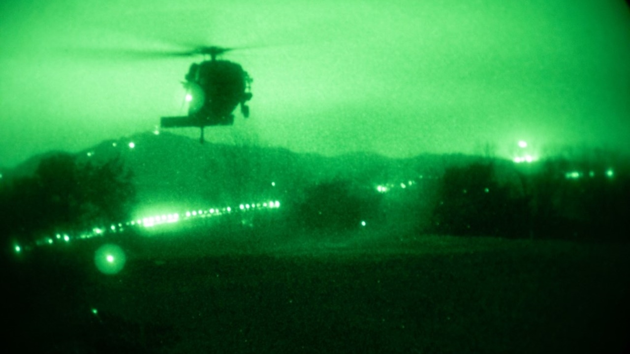 สลด ฮ.แบล็กฮอว์กสหรัฐฯ 2 ลำ บินชนกันขณะซ้อม ดับยกลำ 9 ศพ