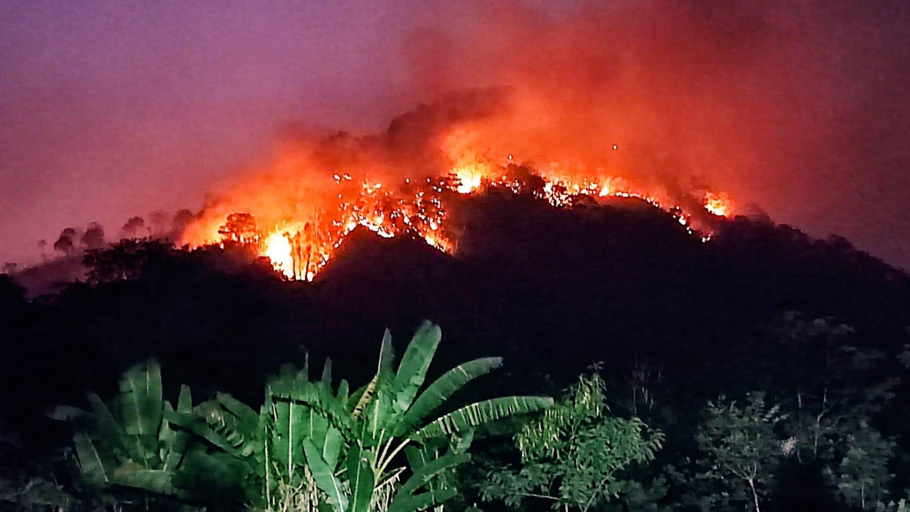 ปะทุอีก "ไฟป่านครนายก" ลมพัดลุกโชนเขานางดำ จนท.สแตนด์บายรับมือ
