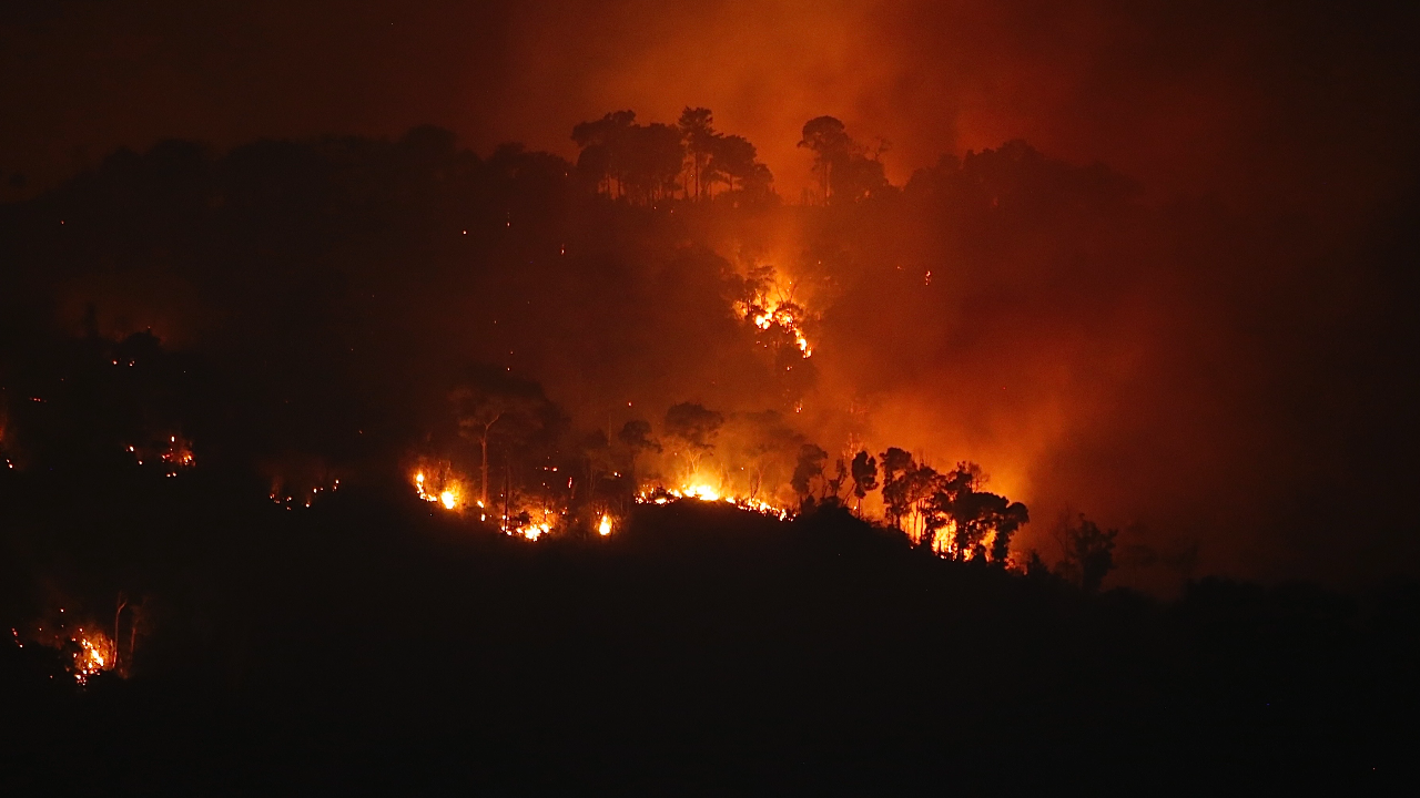 คืบหน้าไฟไหม้เขาแหลม “วราวุธ” ยัน ควบคุมไม่ให้ลามไปในพื้นที่อื่นได้แล้ว