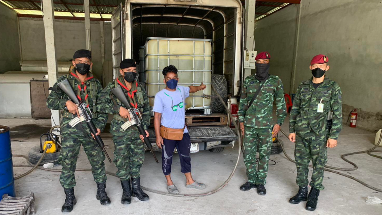 ทหารบุกโกดังน้ำมันเถื่อนนักการเมือง ใช้รถ 13 คันขนมาตุนเกือบหมื่นลิตร 