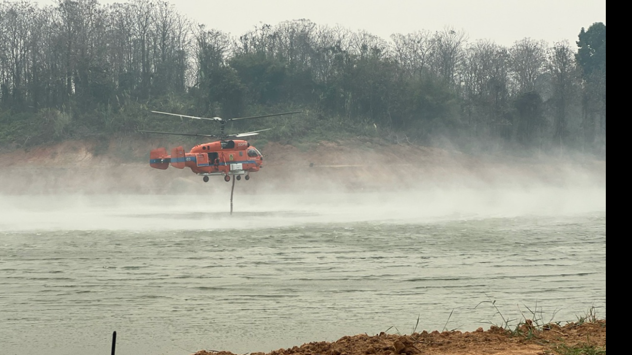 ปภ.ส่ง ฮ.ปักเป้า สู้ PM 2.5 บินตักน้ำดับไฟป่าเชียงราย 4 จุด