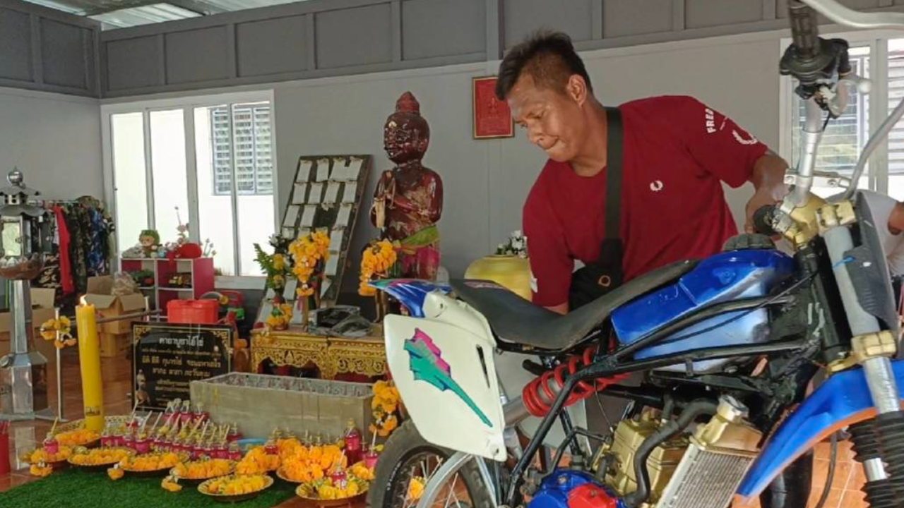 คอหวยส่อง "เลขเด็ด" หนุ่มนำมอเตอร์ไซค์วิบากถวาย "ไอ้ไข่" หลังฝันประหลาด