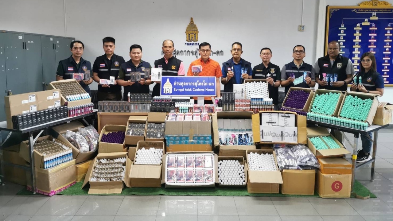 ด่านโก-ลก ทลายโกดังใหญ่ซุกเครื่องสูบบุหรี่ไฟฟ้า ค่ากว่า 2 ล้าน
