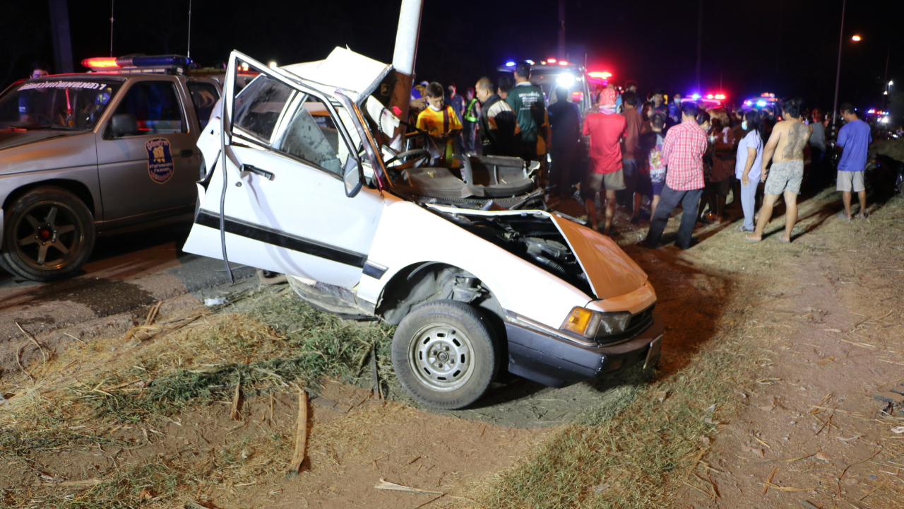 สลด 2 ผัวเมียควบเก๋ง เสียหลักหมุนเคว้ง-ฟาดเสาไฟฟ้า ดับคู่คาซาก