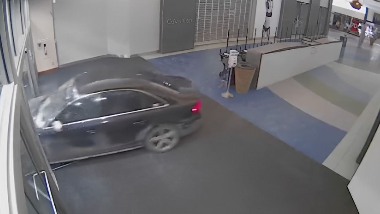 ตร.แคนาดาเร่งล่าตัว คนร้ายขโมยรถพุ่งชนประตูห้าง (คลิป)