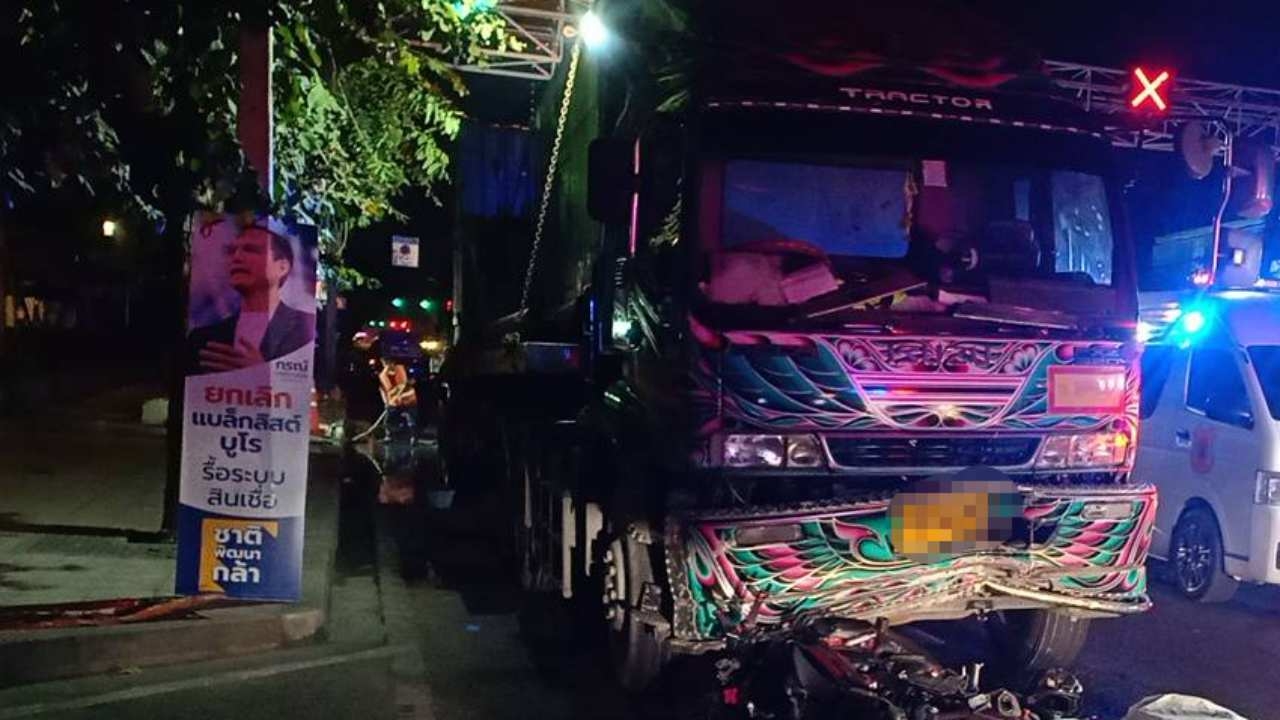 หนุ่มวัย 46 บิ๊กไบค์ชนรถพ่วงดับคาที่ คนซ้อนเจ็บ 1 เชิงสะพานอโศก-เพชรบุรี
