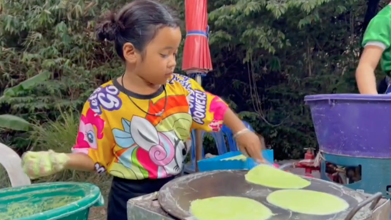 ครอบครัวภูมิใจ คลิปไวรัล "น้องเกว" แม่ค้าวัย 7 ขวบ ขายโรตี เพื่อเก็บเงินปลูกบ้าน 