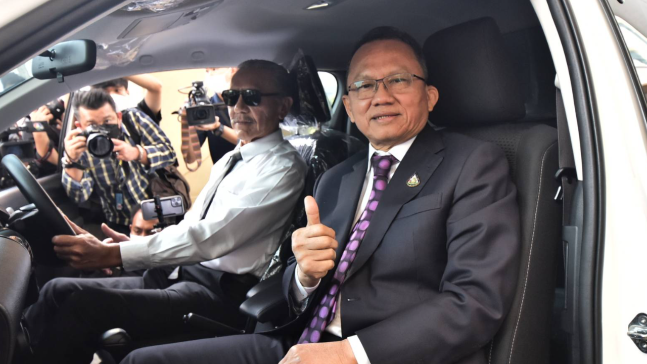 รมว.ชมเปาะ ชูวิทย์ ไม่รับรางวัลนำจับ 400 ล้าน ยังบริจาครถขนร่างอาจารย์ใหญ่  