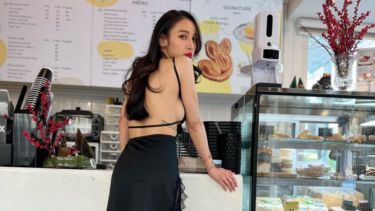 แพท ณปภา แซ่บสุดในชุดซื้อกาแฟ แหวกเว้าเห็นความเซ็กซี่เต็มๆ