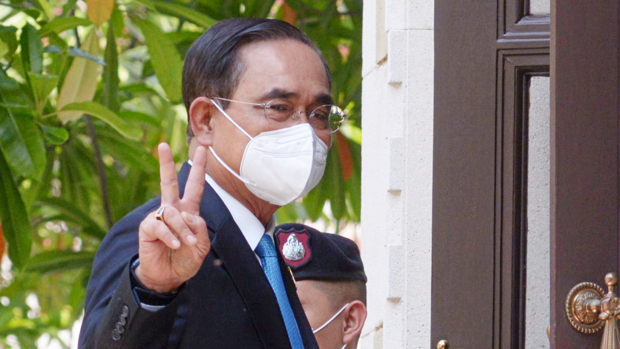 “ลุงตู่” อารมณ์ดีหลังสื่อไม่มีคำถาม บอกน่ารัก ขอบคุณที่เข้าใจ พร้อมชู 2 นิ้ว