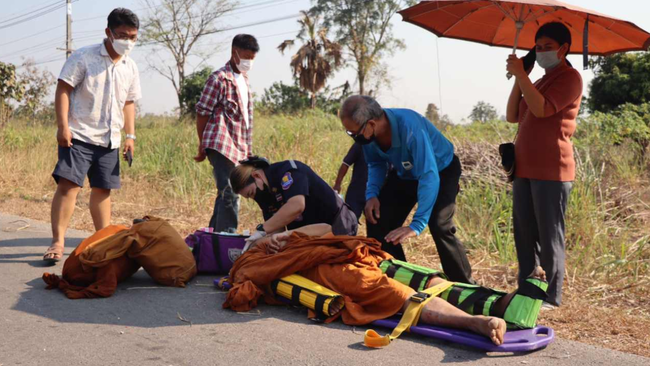 ผัวเมียขี่เวฟ ชนพระธุดงค์ 2 รูปเดินริมถนน บาดเจ็บแขนขาหัก 