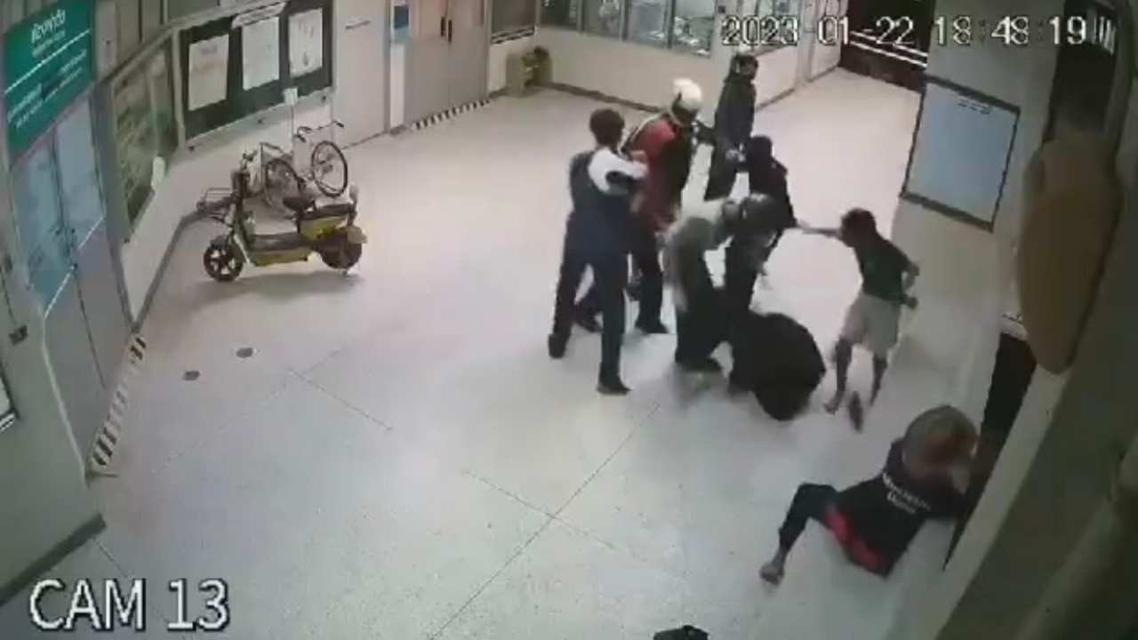 โจ๋ตีกันในห้องฉุกเฉิน รพ. เข้ามอบตัวตำรวจกุฉินารายณ์ จะสอบปากคำพรุ่งนี้