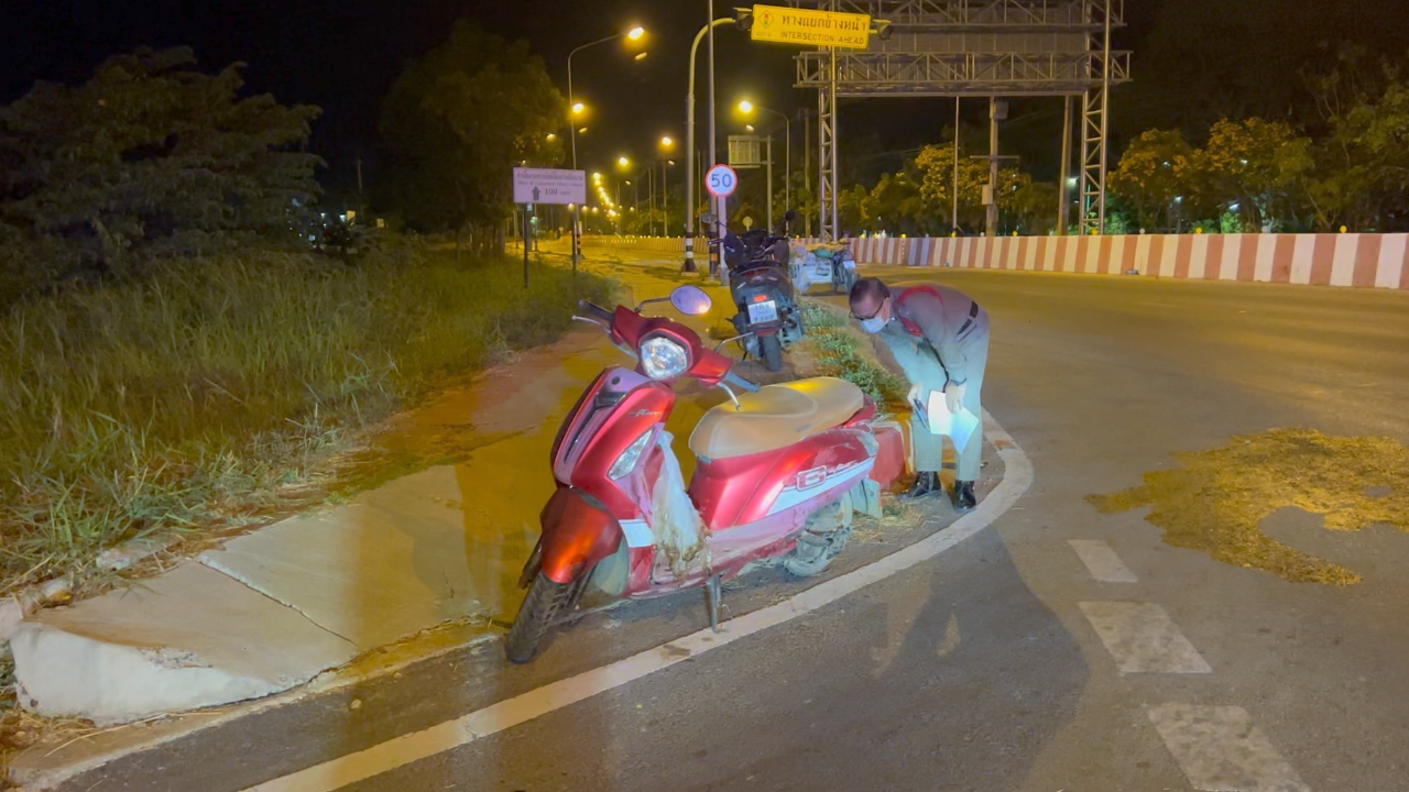 "พกพระเยอะยังไม่รอด" ลุง 56 ควบ จยย.พุ่งชนเสาไฟกลางดึก เป็นศพดับสลด