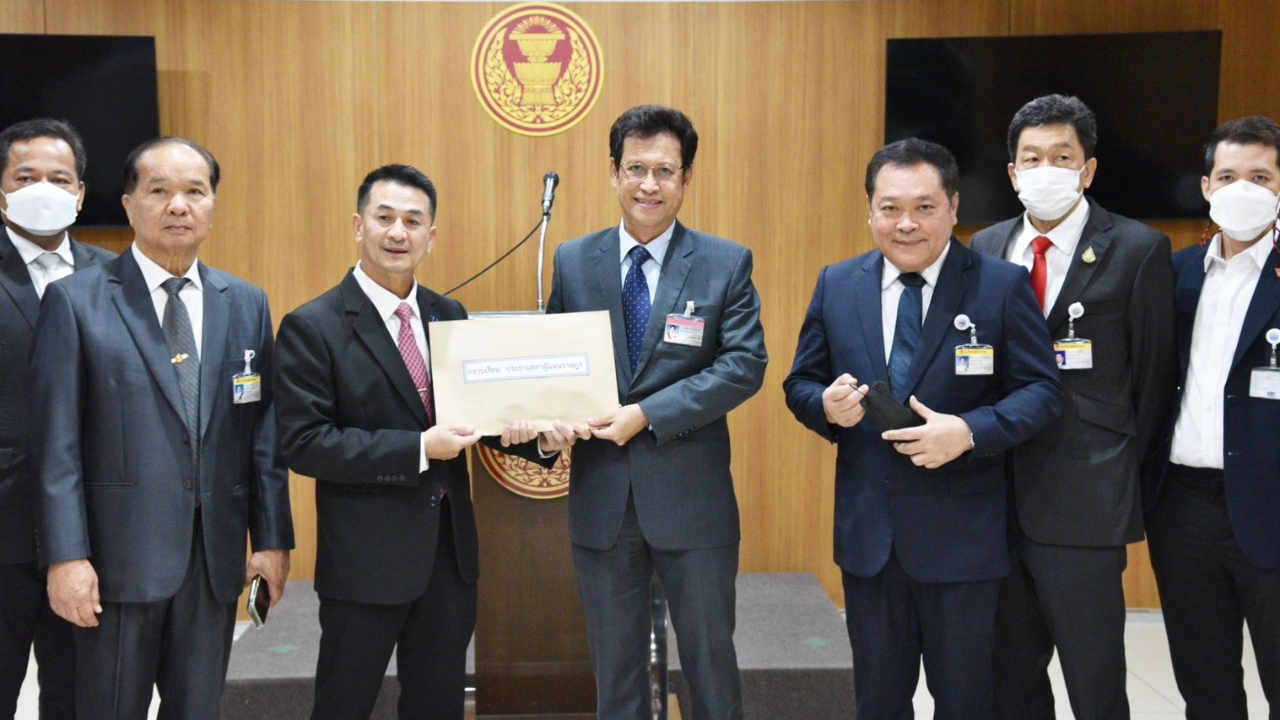 ฝ่ายค้าน ยื่นสภา ส่งศาล รธน.ฟัน "ศักดิ์สยาม" สิ้นสุดเป็น รมต. ปมรับงานภาครัฐ