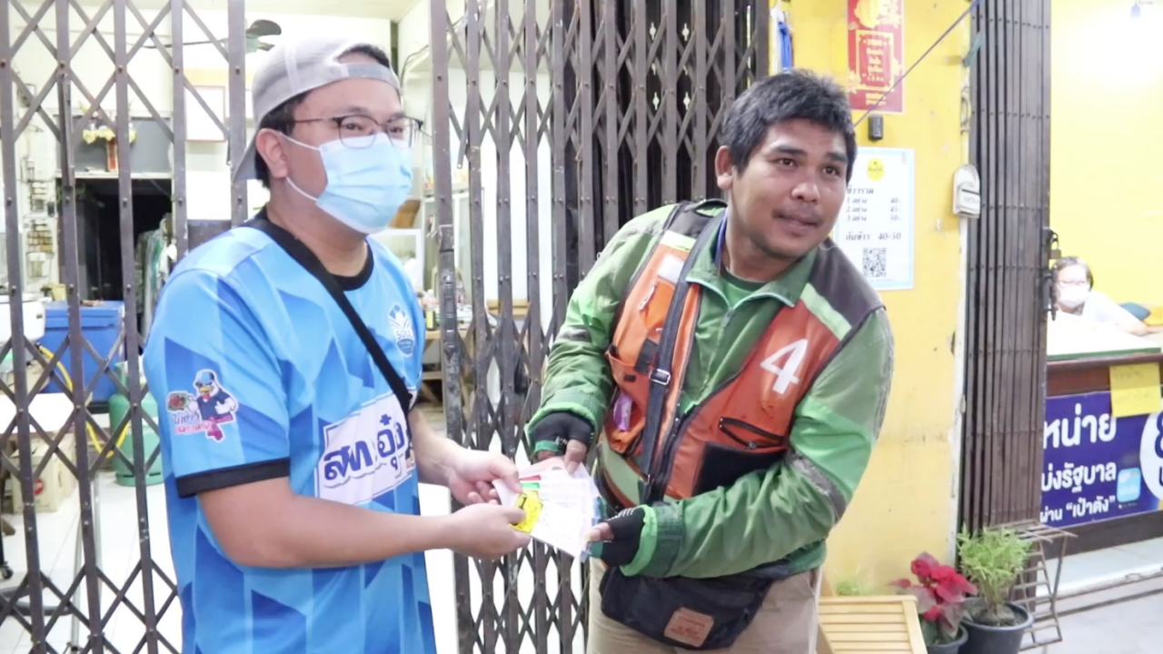 สุดท้ายก็เจอ "ไรเดอร์หนุ่ม" พลเมืองดีเคาะประตูปลุกเจ้าของบ้าน ช่วยให้รอดจากไฟไหม้