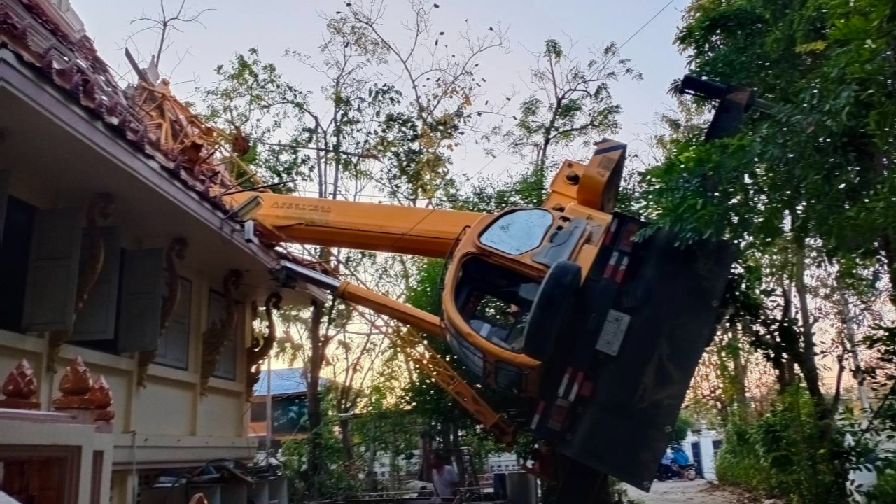 "ชาวบ้านเชื่อลบหลู่" รื้อเมรุไม่ขอขมา เครนล้มทับศาลาเสียหาย 2 ล้านบาท