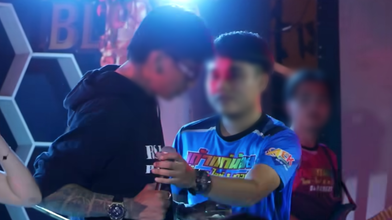 แอลกอฮอล์เป็นเหตุ สรุปดราม่า หนุ่มแย่งไมค์นักร้อง สุดท้ายเคลียร์ใจจบสวย