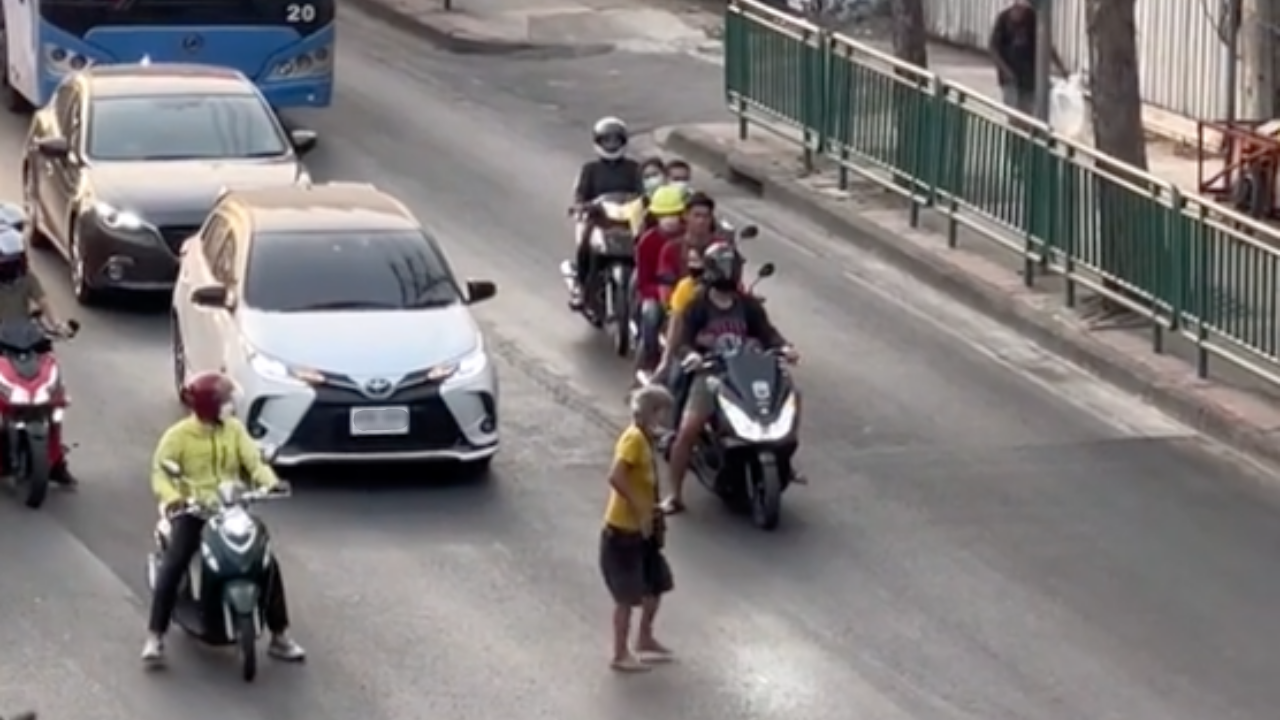 อบอุ่นหัวใจ คลิปไวรัล รถทุกคันพร้อมใจกันหยุดเพื่อให้หญิงชราเดินข้ามถนน