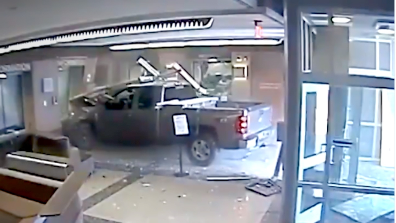 หนุ่มมะกันหลอนคนตามฆ่า ขับรถกระบะพุ่งชนสถานีตำรวจพังยับ (คลิป)