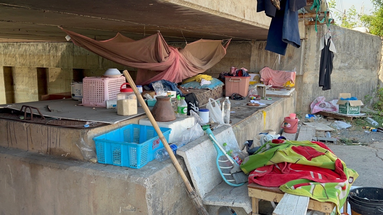 ชีวิตแสนเศร้า คุณตาป่วยหนักใต้สะพาน คนในพื้นที่เผย สุขภาพพังเพราะติดน้ำเมา