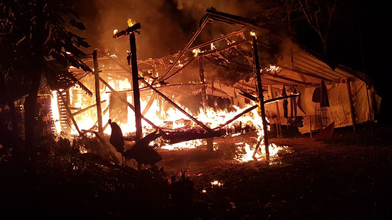 "เผาระทึก" ไฟไหม้บ้านไม้เก่า ป้าเผลอหลับจุดเทียนทิ้งไว้-วอดทั้งหลัง