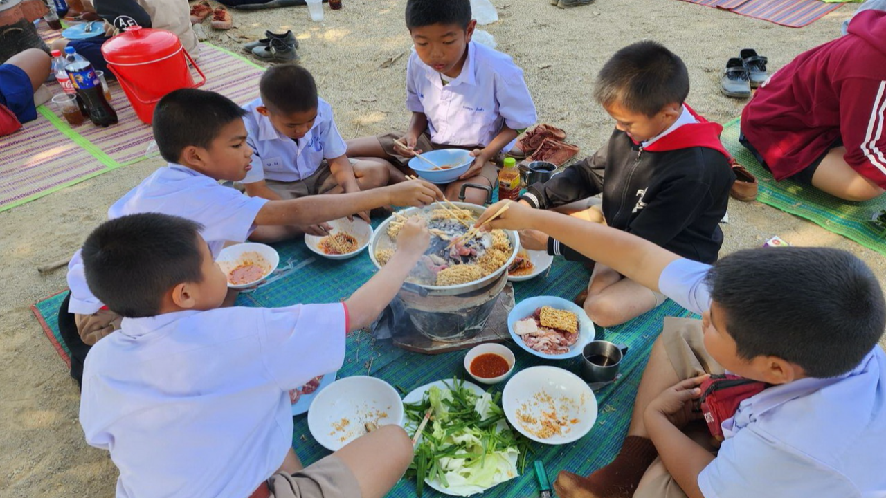 ครูแววใจดีถูกลอตเตอรี่ 6 งวด เลี้ยงหมูกระทะทั้งร.ร. เด็กเฮขอให้ถูกบ่อยๆ